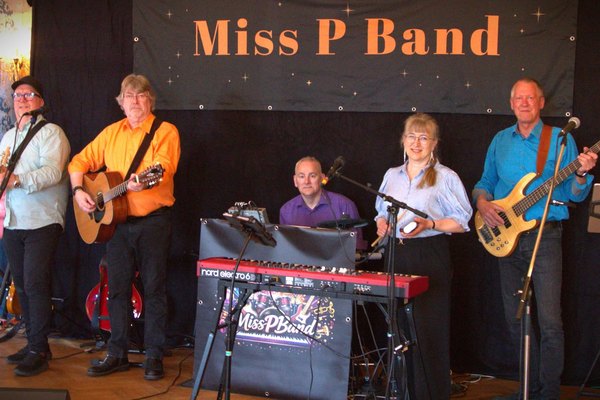 Miss P Band spiller på Marielyst Streetfood