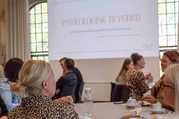 Når verden bliver tåget – hvordan skaber vi robuste mennesker, relationer og virksomheder?
