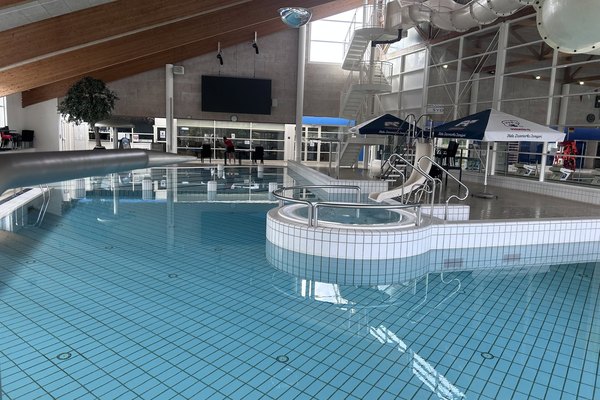 Slap af i svømmehallen